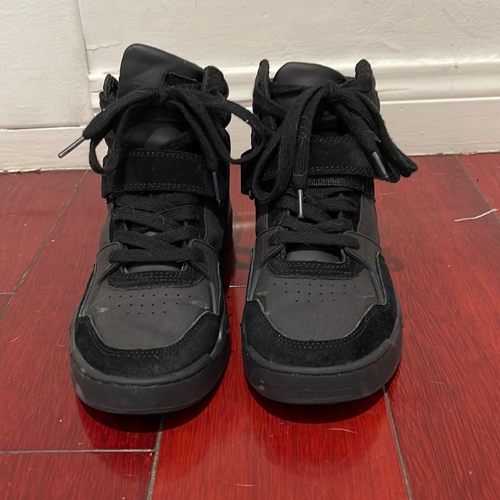 G-Star Raw black sneakers with Velcro and laces! Size 5 woman’s. Worn 2 times